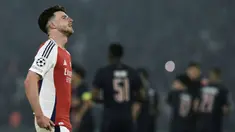 Raut kecewa pemain Arsenal, Declan Rice saat timnya kalah dari PSG dalam laga leg 2 semifinal Liga Champions 2024/2025 di Parc des Princes, Paris, Prancis, Rabu (07/05/2025) waktu setempat. (AP Photo/Aurelien Morissard)