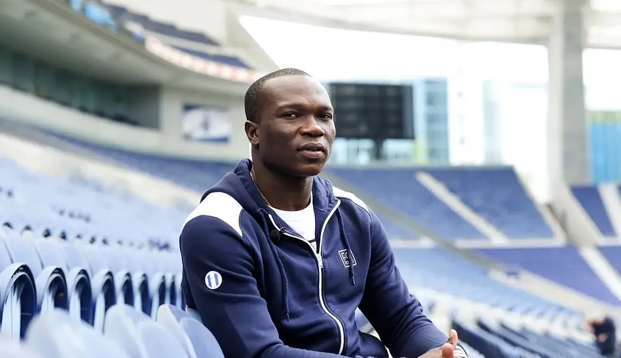 Vincent Aboubakar. Striker Kamerun berusia 30 tahun ini kini tengah menjalani musim keduanya bersama Al-Nassr FC sejak bergabung pada awal musim 2021/2022 setelah meninggalkan Besiktas dengan status bebas transfer. Bersama Al-Nassr FC musim ini ia telah tampil dalam 8 laga dengan torehan 2 gol. (twitter.com/Al-NassrFC)