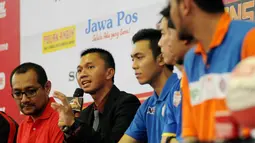 Commissioner NBL Indonesia, Azrul Ananda (kedua kiri) memberikan sejumlah keterangan saat jumpa pers jelang bergulirnya IndiHome National Basketball League (NBL) Championship Series 2015 di Jakarta, Jumat (1/5/2015). (Liputan6.com/Helmi Fithriansyah)