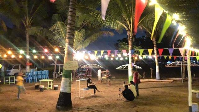 Suasana wisata malam Pantai Minanga, Gorontalo Utara. (Foto: Liputan6.com/Arfandi Ibrahim)