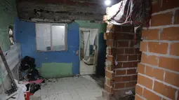 Pemandangan sebuah rumah tempat polisi menggerebek mencari kokain yang dipalsukan di kawasan kumuh Villa Puerta 8, provinsi Buenos Aires, , Argentina, 2 Februari 2022. Lebih dari selusin orang tewas dan 50 lainnya di rawat di rumah sakit setelah mengonsumsi kokain palsu. (Eliana OBREGON/AFP)