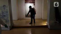 Petugas menyemprotkan cairan disinfektan di salah satu ruangan Museum Gajah atau Museum Nasional, Jakarta Pusat, Senin (16/3/2020). Penyemprotan yang dilakukan saat museum ditutup itu sebagai upaya mencegah penyebaran wabah virus Corona (COVID-19). (Liputan6.com/Johan Tallo)