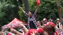 Massa pendukung Basuki T Purnama (Ahok) meneriakkan yel-yel di depan Gedung Kementerian Pertanian, Jakarta, Rabu (29/3). Dalam sidang ke-16 tersebut tim kuasa hukum menghadirkan 7 saksi ahli untuk meringankan Ahok. (Liputan6.com/Immanuel Antonius)