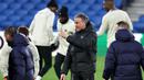 Pelatih kepala Paris Saint-Germain, Luis Enrique (tengah) memimpin sesi latihan menjelang pertandingan sepak bola leg kedua babak 16 besar Liga Champions melawan Real Sociedad di Stadion Reale Arena, San Sebastian, 4 Maret 2024. (FRANCK FIFE/AFP)