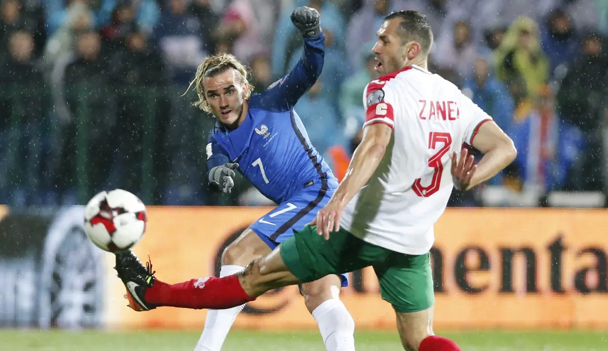 Striker Prancis, Antoine Griezmann, melepaskan tendangan ke gawang Bulgaria pada laga kualifikasi Piala Dunia 2018 di Stadion Vassil Levski, Sabtu (7/10/2017). Prancis menang 1-0 atas Bulgaria. (AP/Stringer)