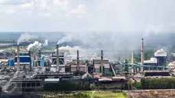 Tampak dari udara suasana pabrik PT. Indah Kiat Pulp and Paper (IKPP) Perawang, Kabupaten Siak, Riau, (18/7). Pabrik seluas 2.400 hektar mampu memproduksi bubur kayu dan kertas dengan kapasitas produksi 2 juta tons per tahun. (Liputan6.com/Fery Pradolo)