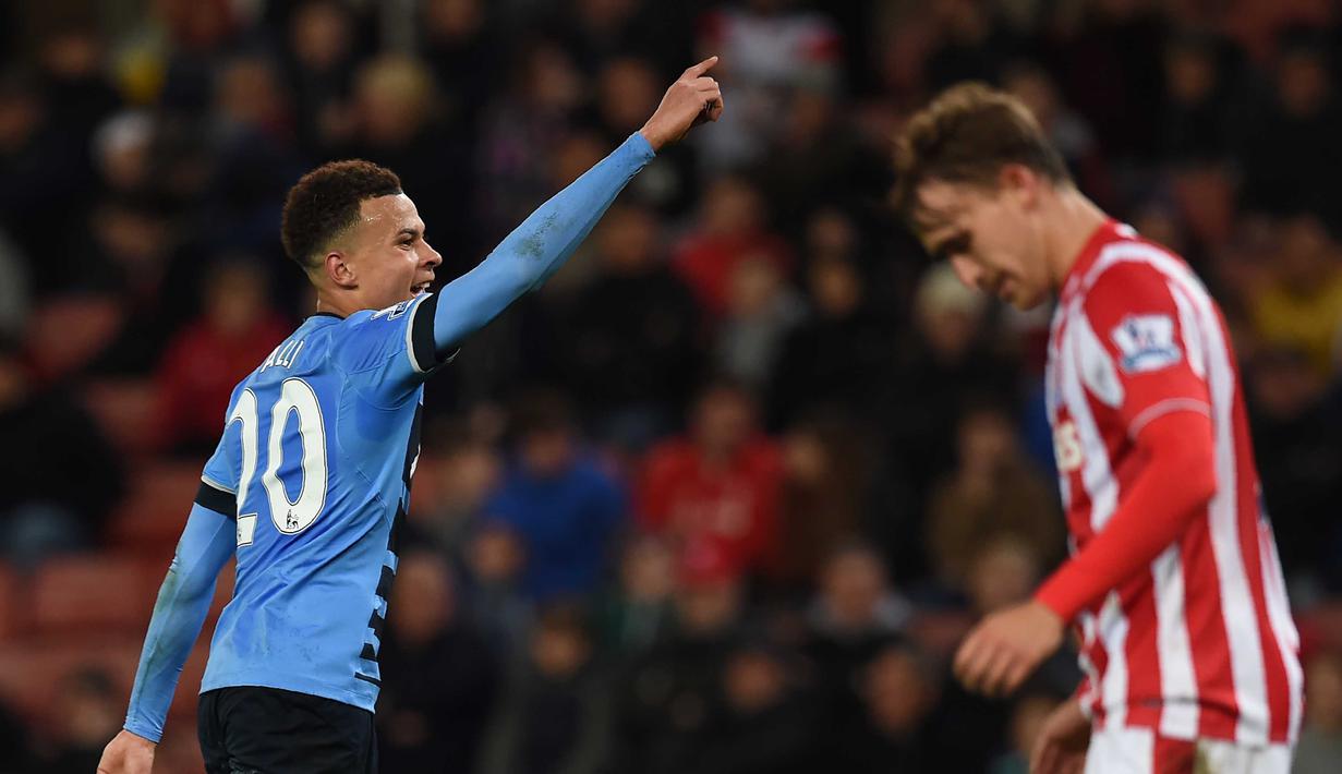 Pemain Tottenham Hotspur, Dele Alli (kiri) mencetak gol kedua saat melawan Stoke City  pada lanjutan Liga Inggris di Stadion Britannia, Stoke, Selasa (19/4/2016) dini hari WIB. (AFP/Paul Ellis)