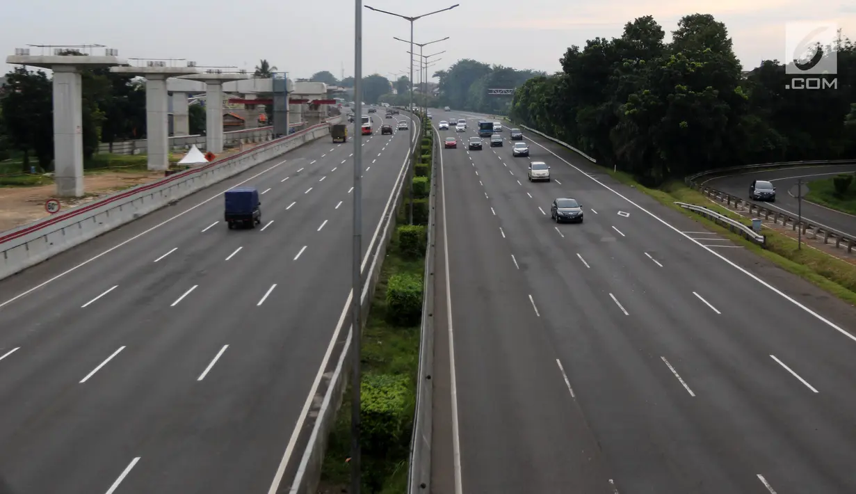 Sejumlah kendaraan melintas di Jalan Tol Jakarta-Cikampek, Selasa (13/3). Pada hari pertama pemberlakuan kebijakan, dinyatakannya, terpantau pengguna jalan tol beralih waktu. (Liputan6.com/Arya Manggala)