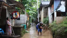 Warga membersihkan lumpur dari banjir yang menggenangi Gang Arus Dalam di Cawang, Jakarta Timur, Rabu (24/4). Banjir kiriman dari Bogor yang menggenangi kawasan tersebut menyisakan lumpur dan sampah sehingga menganggu aktivitas warga. (Liputan6.com/Immanuel Antonius)