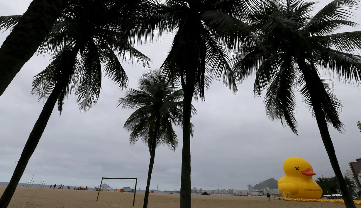 Balon raksasa berbentuk bebek terlihat di pantai Copacabana, Brasil, Minggu (25/10). Kampanye "I will not pay the Duck" ini diselenggarakan oleh Federasi Industri Rio de Janeiro ini mengacu pada industri yang membayar pajak tinggi. (REUTERS/Sergio Moraes)
