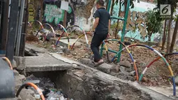 Pejalan kaki menghindari trotoar yang rusak dan berlubang di Jalan Raya Pasar Minggu, Jakarta, Jumat (13/9/2019). Selain mengganggu kenyamanan, kondisi trotoar yang rusak tersebut juga membahayakan pejalan kaki, terutama saat malam hari. (Liputan6.com/Immanuel Antonius)