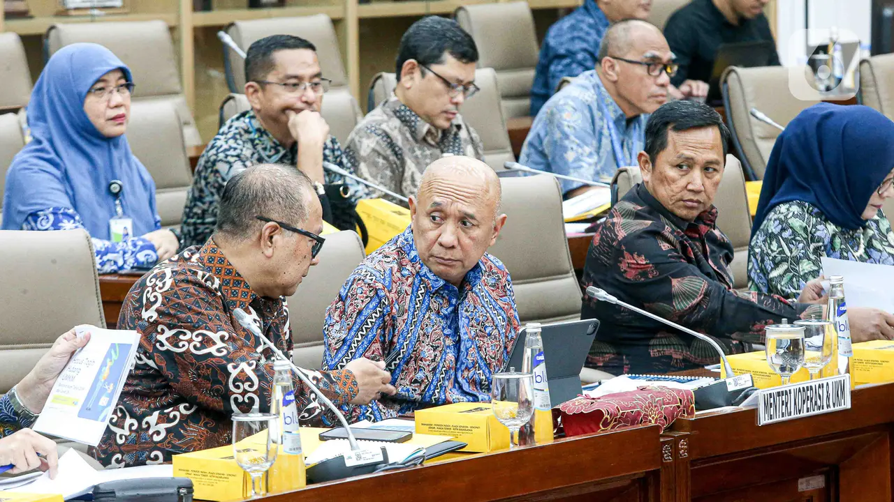 Rapat kerja antara Menteri Teten Masduki dan Komisi VI DPR