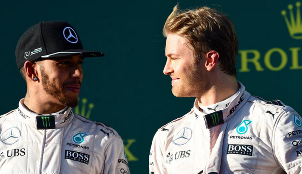 Lewis Hamilton (kiri) kembali terlibat insiden dengan rekan setimnya di Mercedes, Nico Rosberg, di GP Austria. (Bola.com/Twitter/F1)
