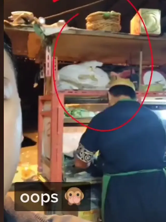 Viral, Penjual Ini Membawa HT Saat Berjualan Warganet Beri Komentar Lucu