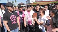 Ketua Umum Partai Solidaritas Indonesia (PSI) Kaesang Pangarep kembali melakukan safari politik jelang pencoblosan Pilkada 2024. Kali ini dia blusukan ke Pasar Airmadidi, Minahasa Utara, Sulawaesi Utara. (Foto: Istimewa).