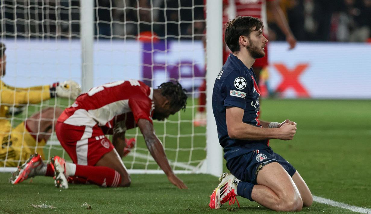 Khvicha Kvaratskhelia menggandakan keunggulan PSG atas Brest pada menit ke-39. (Thibaud MORITZ/AFP)