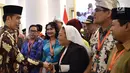 Presiden Jokowi menyalami pemuka agama saat silaturahmi di Bogor, Jawa Barat, Sabtu (10/2). Menurut Jokowi, komitmen para pemuka agama menjadikan Indonesia dikenal sebagai negara yang menjunjung toleransi oleh dunia. (Liputan6.com/Pool/Biro Setpres)