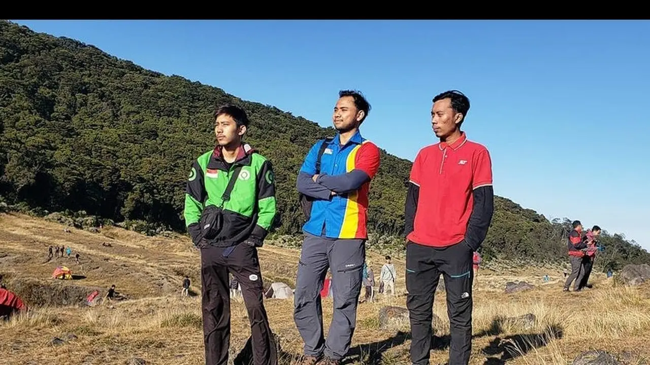 Aksi Kocak Pria Berseragam Karyawan Minimarket di Jalur Pendakian Gunung Gede