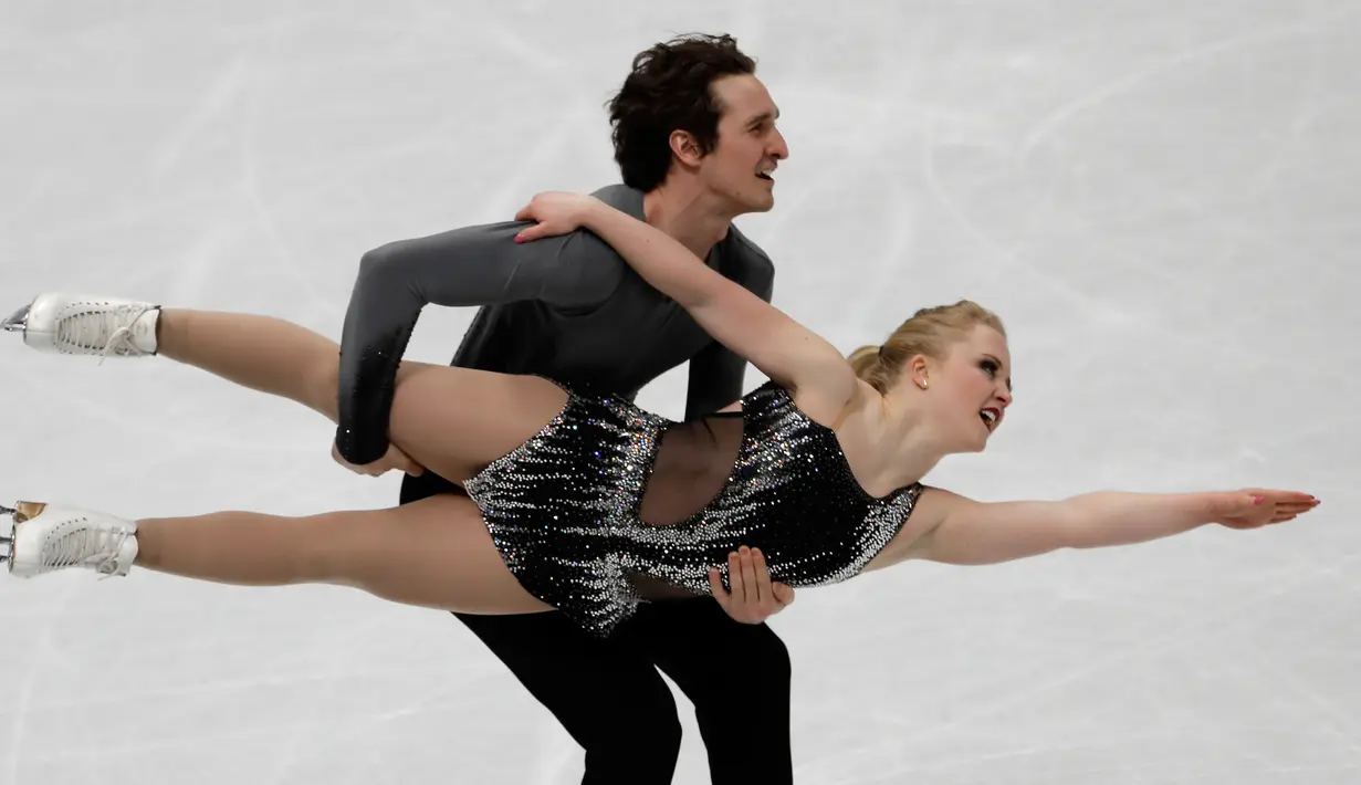 Pasangan atlet Figure Skating asal Kanada, Julianne Seguin dan Charlie Bilodeau tampil menunjukkan gerakan selama bersaing pada Figure Skating World Championships di Assago, dekat Milan, Rabu (21/3). (AP Photo/Luca Bruno)