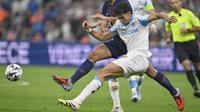 Duel&nbsp;Nayef Aguerd dan Goncalo Ramos&nbsp;dalam laga Marseille vs PSG di Ligue 1 2025/2026, Selasa (23/9/2025). (AP Photo/Philippe Magoni)