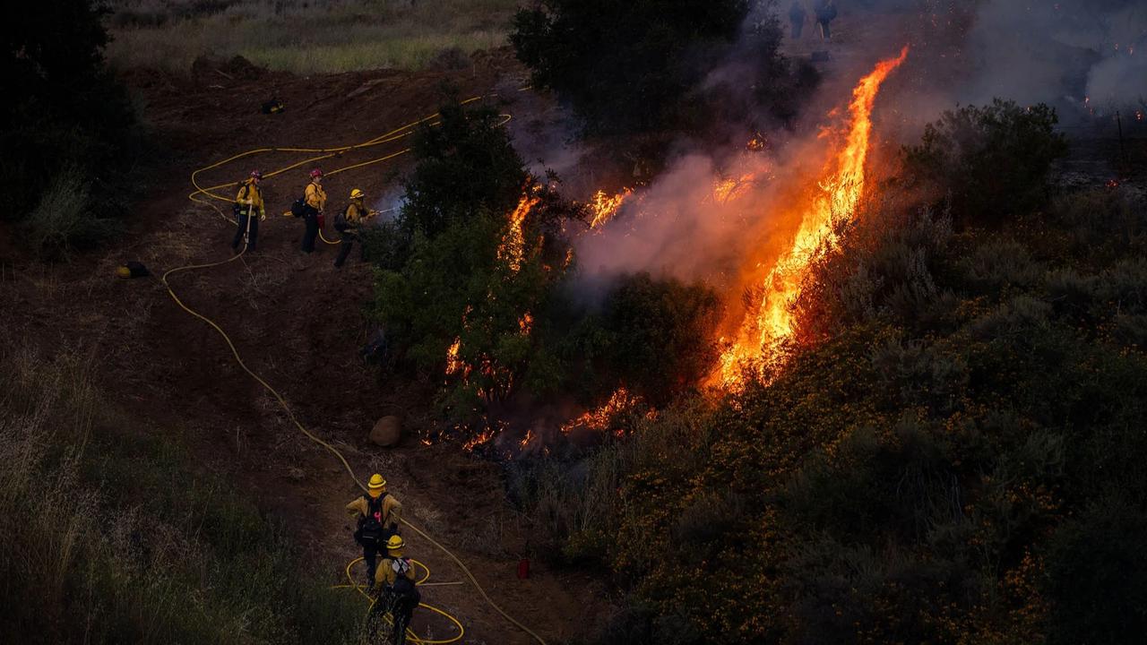 FOTO: Kebakaran Sandy Meluas Ribuan Warga Dievakuasi di California