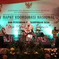 Iwan Fals beraksi di acara Rakornas Kementerian Desa, Pembangunan Daerah Tertinggal dan Transmigrasi, Jakarta, Senin (31/3/2015). Iwan Fals didaulat menjadi Duta Desa Indonesia Oleh Menteri Desa Marwan Djafar. (Liputan6.com/Helmi Afandi)