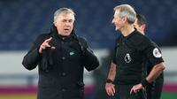 Manajer Everton, Carlo Ancelotti, berbicara dengan wasit Martin Atkinson yang memimpin laga antara Everton kontra Southampton pada pekan ke-26 Premier League, Selasa (2/3/2021) dini hari WIB. (PETER BYRNE / POOL / AFP)