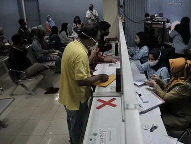 Suasana pelayanan di Kantor Suku Dinas Dukcapil Jakarta Timur, Senin (15/6/2020). Layanan tatap muka Dukcapil Jakarta Timur yang kembali dibuka sejak Jumat (12/6) lalu disambut antusias warga yang ingin mengurus dokumen administrasi kependudukan. (merdeka.com/ Iqbal S Nugroho)