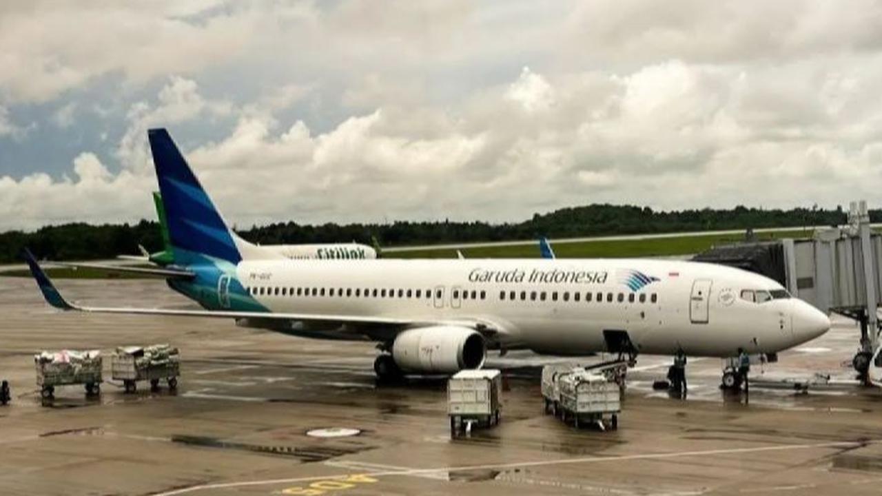 VIDEO: Terciduk, Viral Pria Gundul Asyik Vape di Pesawat Garuda Terancam Hukuman & Denda Miliaran