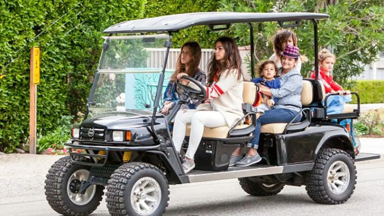 Mobil Golf milik Istri 'Coop' Interstellar