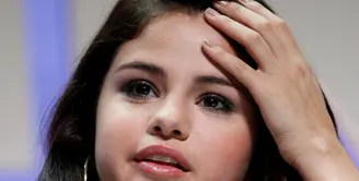 Brooklyn tiba-tiba memutuskan hubungannya dengan Chloe lantaran begitu terpesona dengan sosok Selena Gomez. (Bintang/EPA)