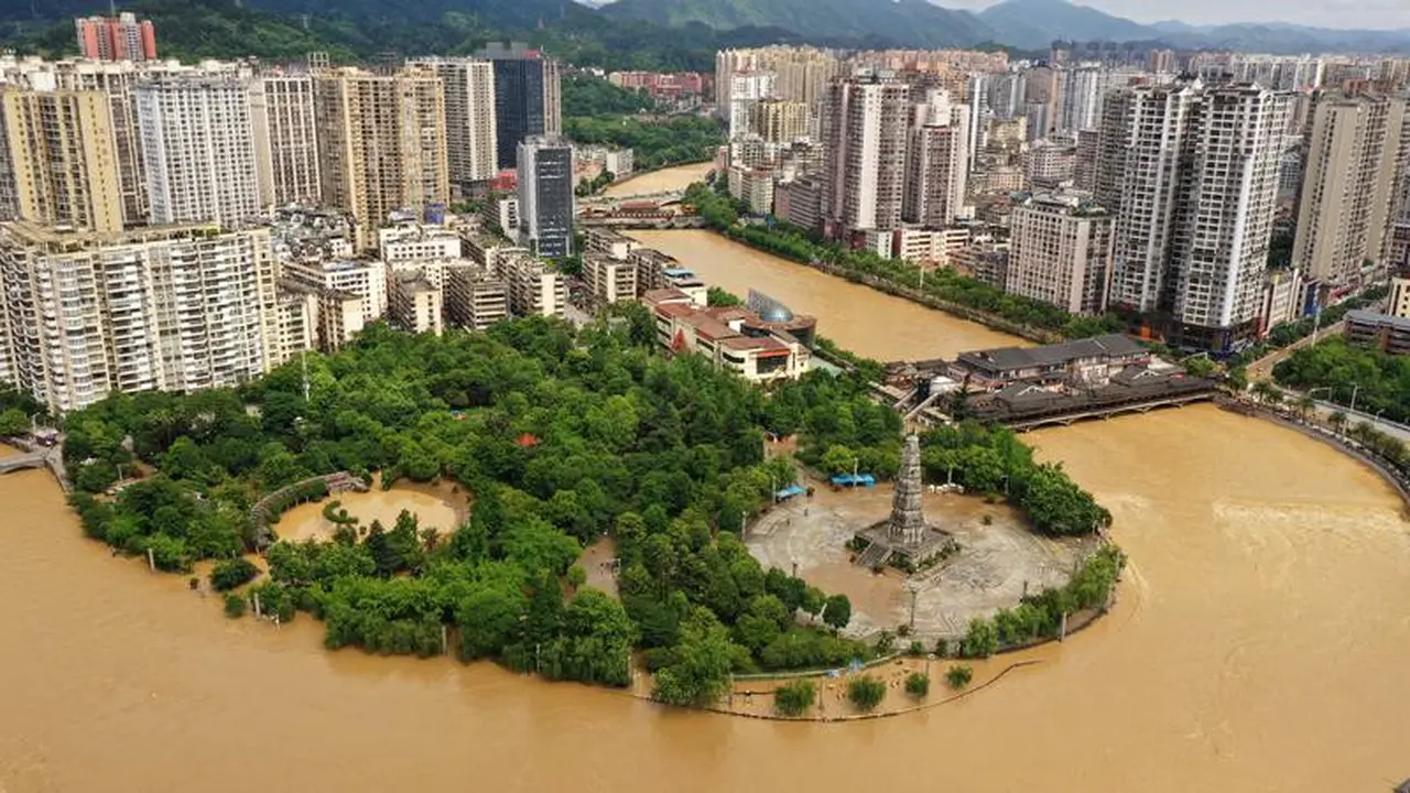Foto udara memperlihatkan Sungai Jianjiang yang meluap dan kawasan terdampak banjir di Kota Duyun, Provinsi Guizhou, China barat daya, setelah hujan lebat mengguyur wilayah tersebut.
