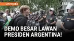 Menjelang pemilu paruh waktu, warga Argentina memprotes Presiden Javier Milei dan perjanjian ekonomi dengan Amerika Serikat. Massa menuduh pemerintah tunduk pada tekanan asing dan mengabaikan penderitaan ekonomi rakyat.
