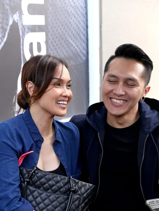 'Malah kalau Sara lagi pergi aku suka telefon dia tanya makanan yang enak di PIM. Aku suka bingung kalau enggak ada dia,' ujar Demian.(Nurwahyunan/Bintang.com)