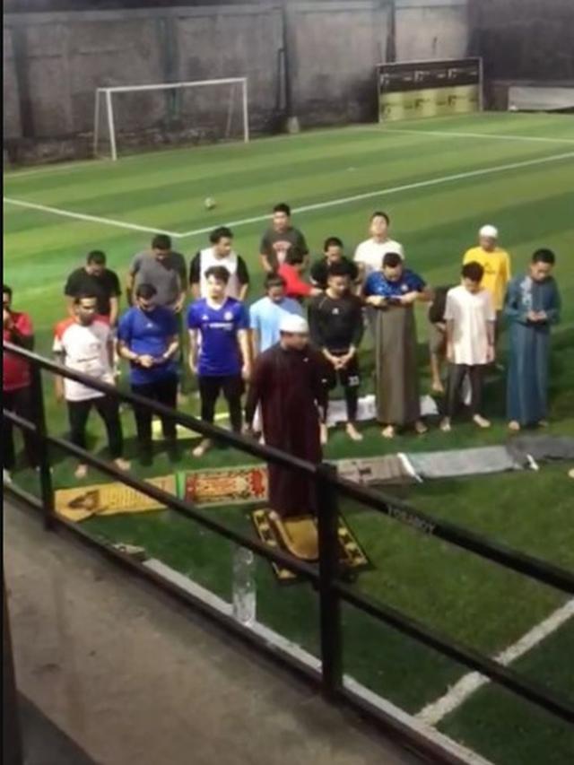 Teuku Wisnu salat berjamaah di lapangan sepak bola (https://www.instagram.com/p/CZavcoQlPPv/)