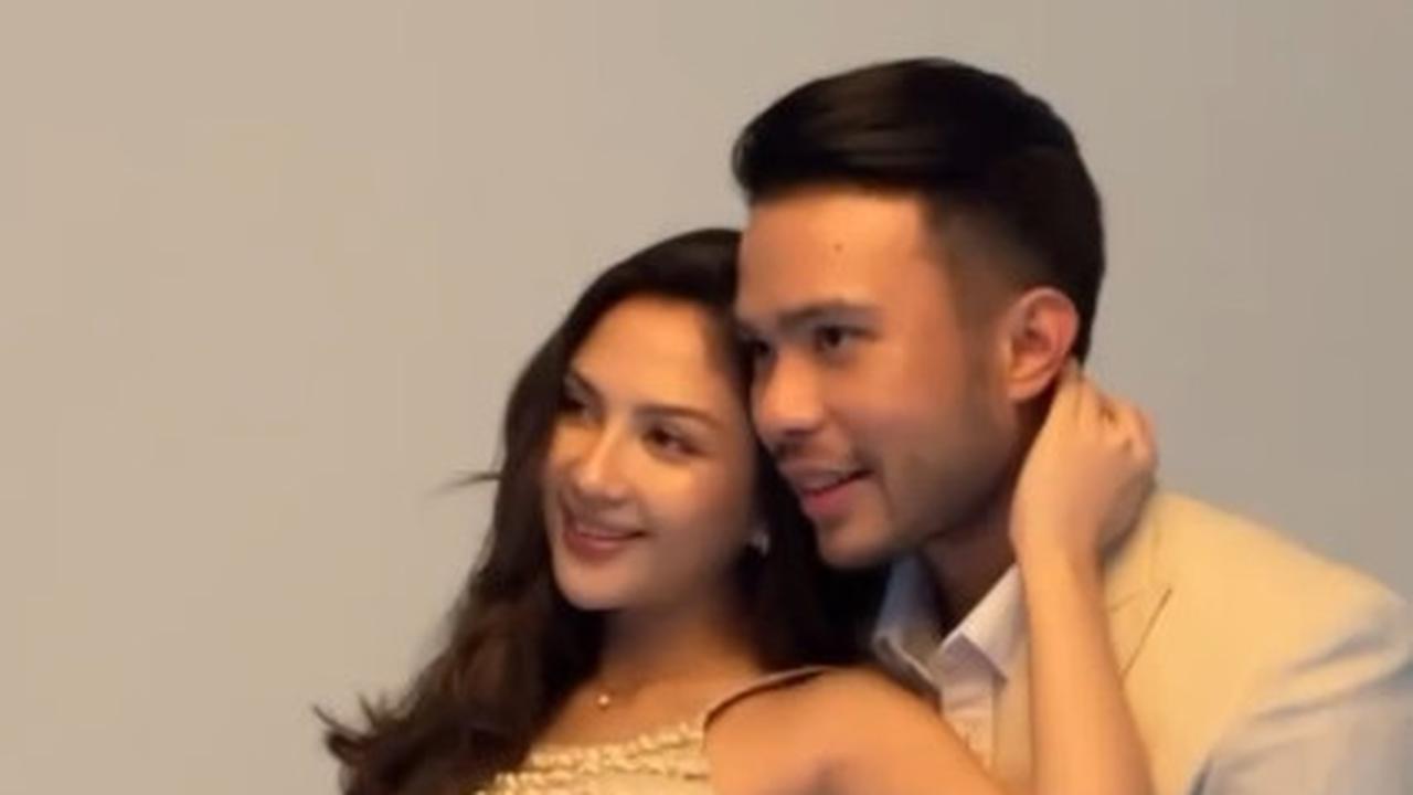 Dalam sesi pemotretan ini, keduanya kompak mengenakan busana berwarna nude, menciptakan harmoni visual yang memukau.
