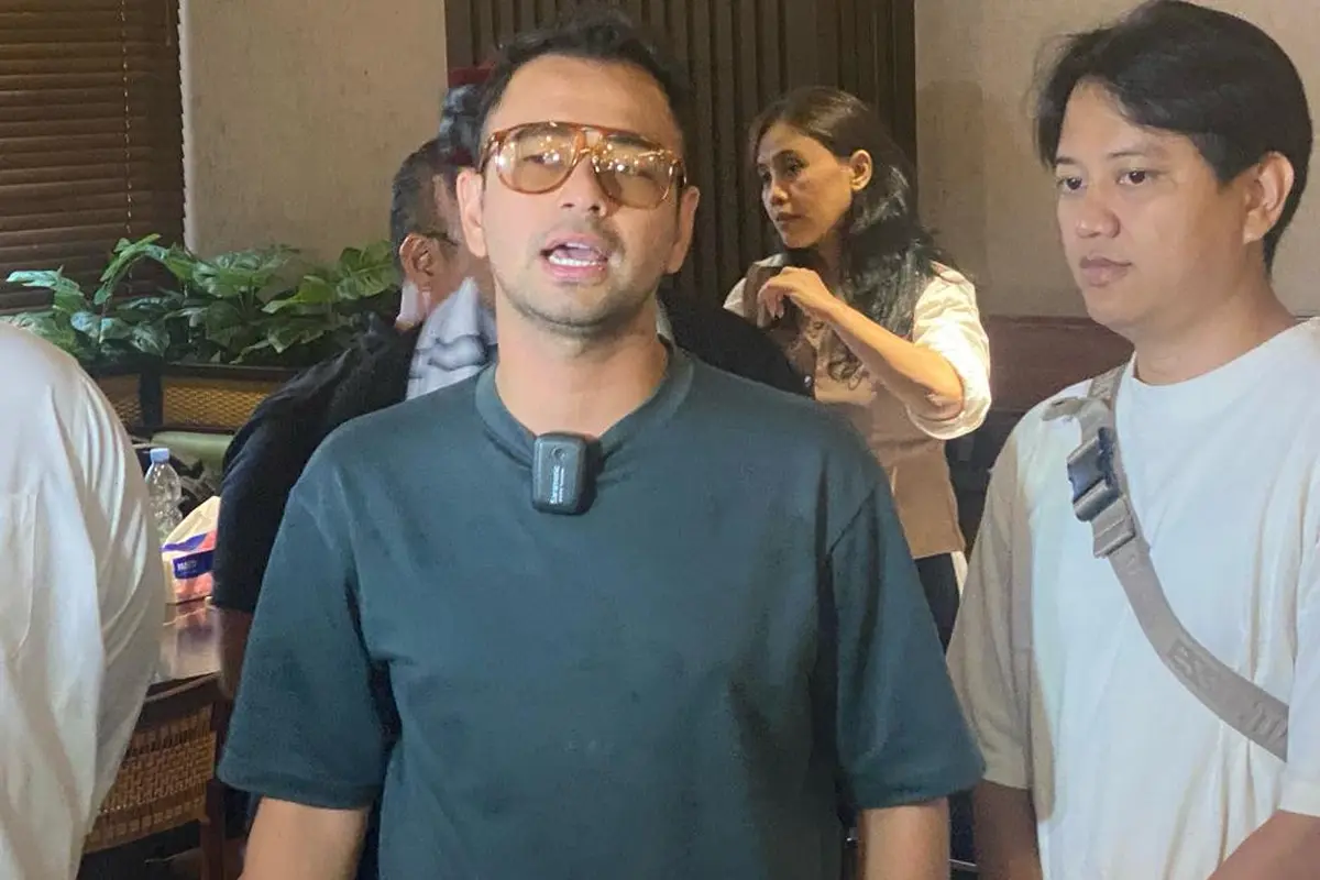 Raffi Ahmad saat peresmian  cabang ke-29 dari jaringan Rojo Sambel.