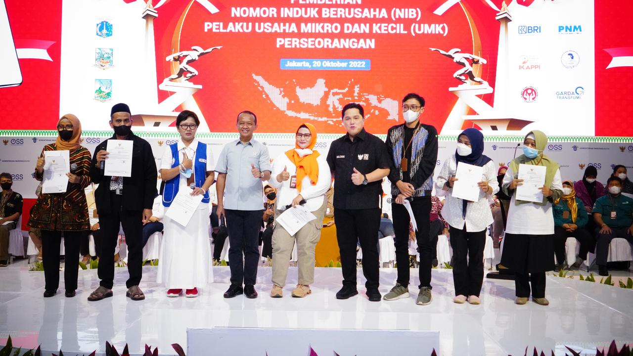 Menteri Investasi/Kepala BKPM Bahlil Lahadalia saat memberikan NIB kepada 550 pelaku UMK
