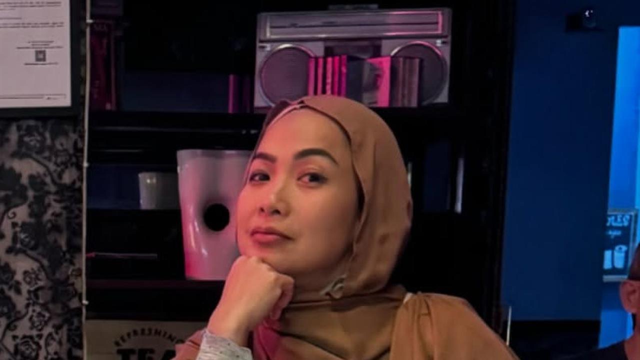 Momen Feni Rose Nonton Anaknya Manggung di Cafe, Duduk Sebelahan bak Bestie