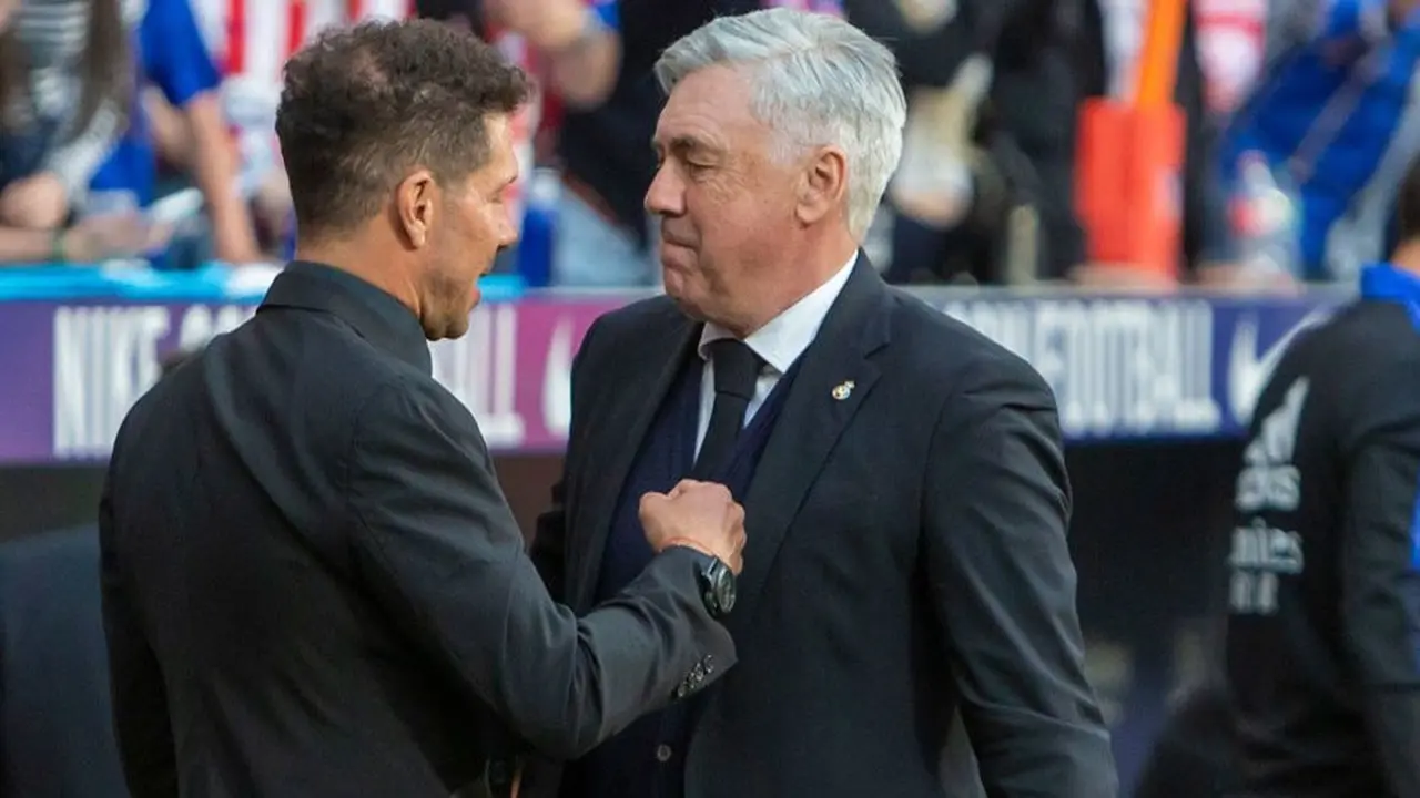 Diego Simeone dan Carlo Ancelotti pada laga Derbi Madrid (c) La Liga