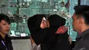 Istri Bupati Karawang Ade Swara, Nurlatifah usai menjalani pemeriksaan di gedung KPK, Jakarta (23/9). (Liputan6.com/Miftahul Hayat)