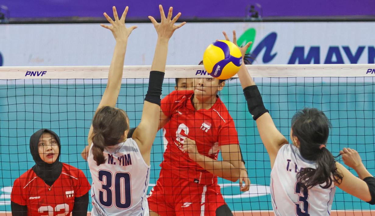 Pemain Timnas Voli putri Indonesia, Geofanny Eka (tengah) melepaskan spike yang berhasil menembus blok dua pemain Hong Kong, Fung Tsz Yan (kanan) dan Yim Wing Ni pada laga Grup B AVC Challenge Cup 2024 di Rizal Memorial Coliseum, Manila, Filipina, Kamis (23/5/2024) pagi. Indonesia kalah 0-3 (22-25, 24-26, 19-25). (Asian Volleyball Confederation)