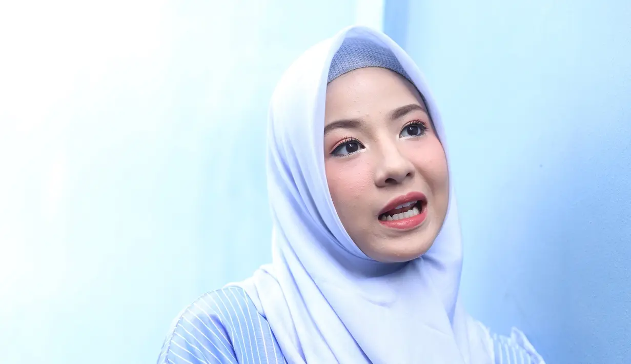 "Cuma kayak dari awal nikah kan kita umroh tuh bulan madunya. Nah,  semenjak dari situ kalau lagi rajin solatnya rajin banget, terus ntar lagi turun, turun lagi, naik lagi," imbuh pemeran film Cinta Cenat Cenut. (Nurwahyunan/Bintang.com)
