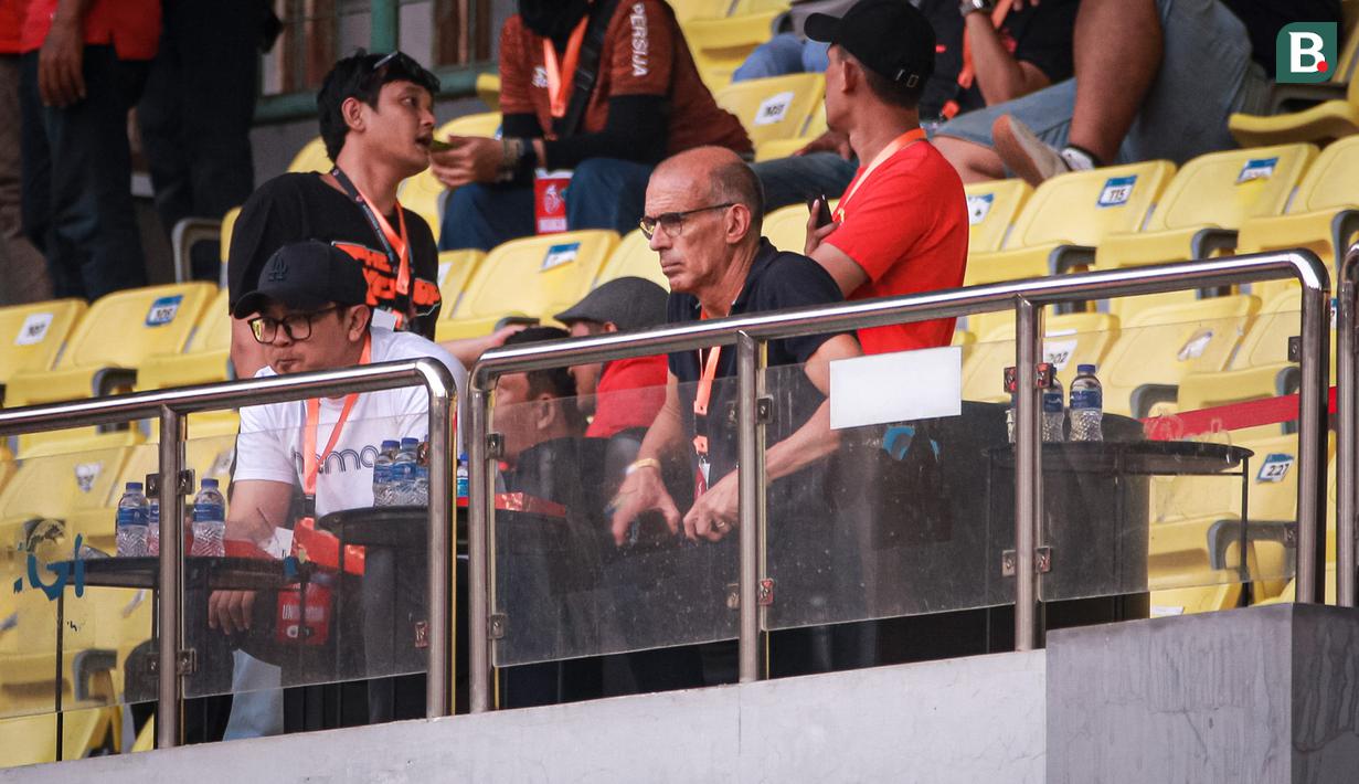 <p>Kandidat pelatih Arema FC, Fernando Valente (kanan) ditemani General Manager Arema FC, Muhammad Yusrinal Fitriandi menyaksikan laga pekan kesembilan BRI Liga 1 2023/2024 di Stadion Patriot Candrabhaga, Bekasi, Minggu (20/08/2023). (Bola.com/Bagaskara Lazuardi)</p>