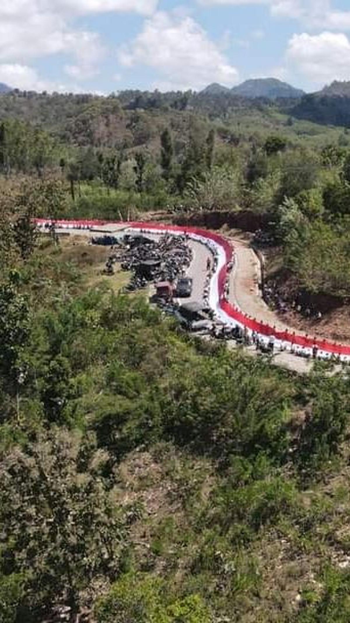 Masyarakat di perbatasan Indonesia-Timor Leste tepatnya di Kecamatan Musi diajak untuk terus semangat bekerja membangun negeri demi menuju Indonesia Emas 2045.