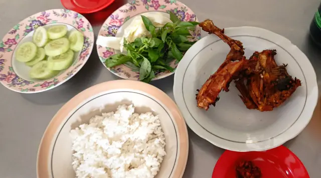 7. Ayam Goreng Sayangan