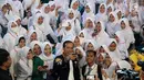 Presiden Joko Widodo atau Jokowi berswafoto dengan siswa SMA penerima Kartu Indonesia Pintar (KIP) di Gorontalo, Jumat (1/3). Tahun 2019 Provinsi Gorontalo mendapatkan jatah 80.502 KIP. (Liputan6.com/Arfandi Ibrahim)