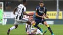 Pemain Chievo Verona, Ivan Radovanovic (kanan) berusaha melewati hadangan pemain Juventus pada laga Serie A di Bentegodi Stadium, (6/11/2016). (EPA/Simone Venezia)
