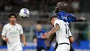 Pemain Inter Milan Romelu Lukaku (kanan belakang) berebut bola dengan pemain Spezia Jakub Kiwior pada pertandingan sepak bola Serie A di Stadion San Siro, Milan, Italia, 20 Agustus 2022. Inter Milan menang 3-0. (AP Photo/Luca Bruno)