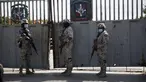 Tentara menjaga perbatasan bersama antara Republik Dominika dan Haiti setelah ditutup ketika Presiden Haiti Jovenel Moise ditembak mati oleh kelompok bersenjata di rumah pribadinya, di Dajabon, Republik Dominika, Rabu (7/7/2021). (Erika SANTELICES / afp)